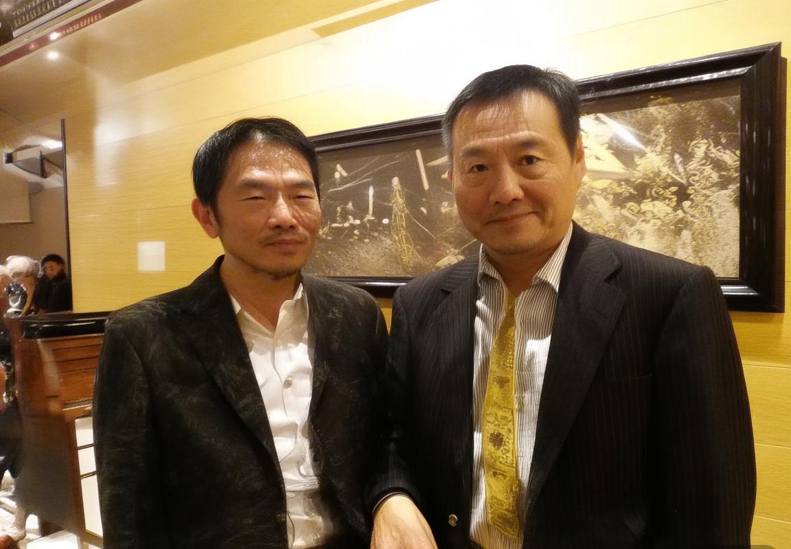 金州勇士队总经理迈克·邓利维积极运作，围绕斯蒂芬·库里进行阵容补强，瞄准顶级大前锋